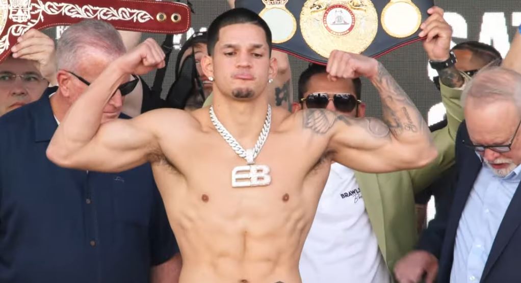 Edgar Berlanga flexing muscles at weigh in for Canelo fight