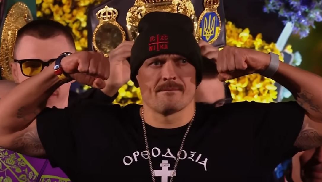 Heavyweight champion Oleksandr Usyk weigh in pic